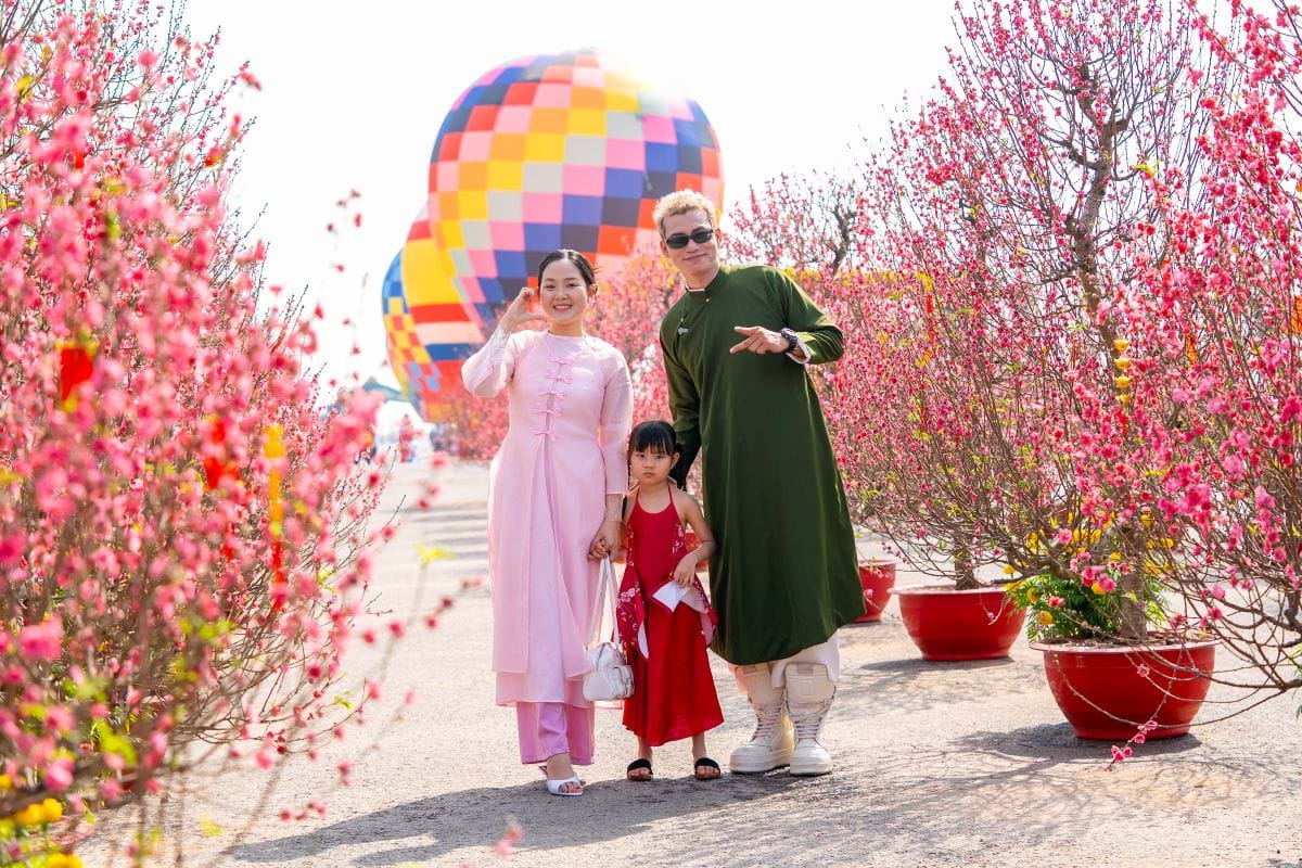 Không gian ngập tràn sắc hoa của cùng đường mai - đào là background check-in “auto” đẹp