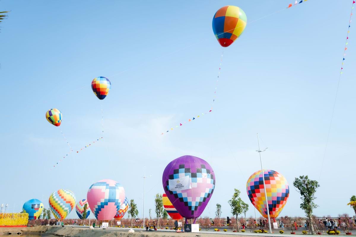 Valentine “không đụng hàng” tại Cần Giờ: Bay khinh khí cầu, dù lượn, check-in rừng hoa, “ăn sập” Tết 3 miền trong một ngày