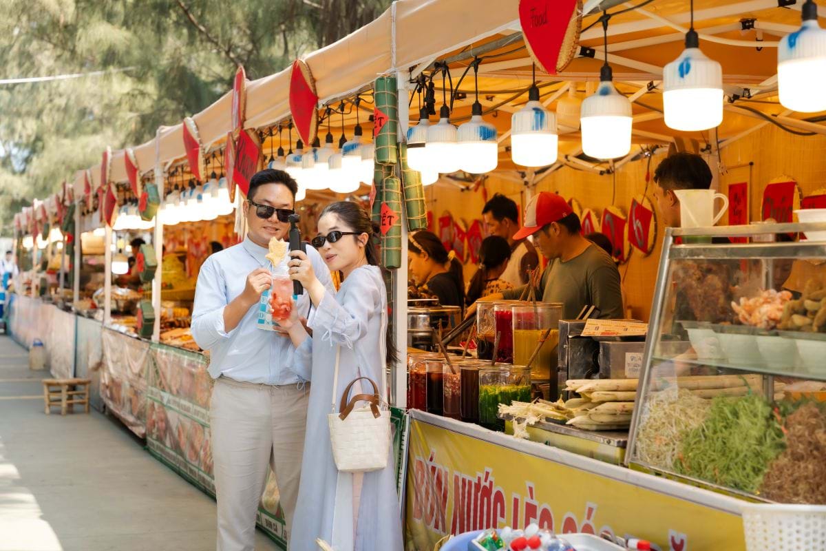 Thế giới ẩm thực ba miền cùng các trò chơi hấp dẫn tạo thêm gia vị cho tình yêu.