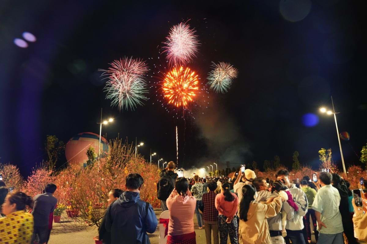 Thay vì đợi tới giao thừa, các cặp đôi có thể cùng nhau chiêm ngưỡng màn trình diễn pháo hoa sớm vào tối 15/2 tại Cần Giờ