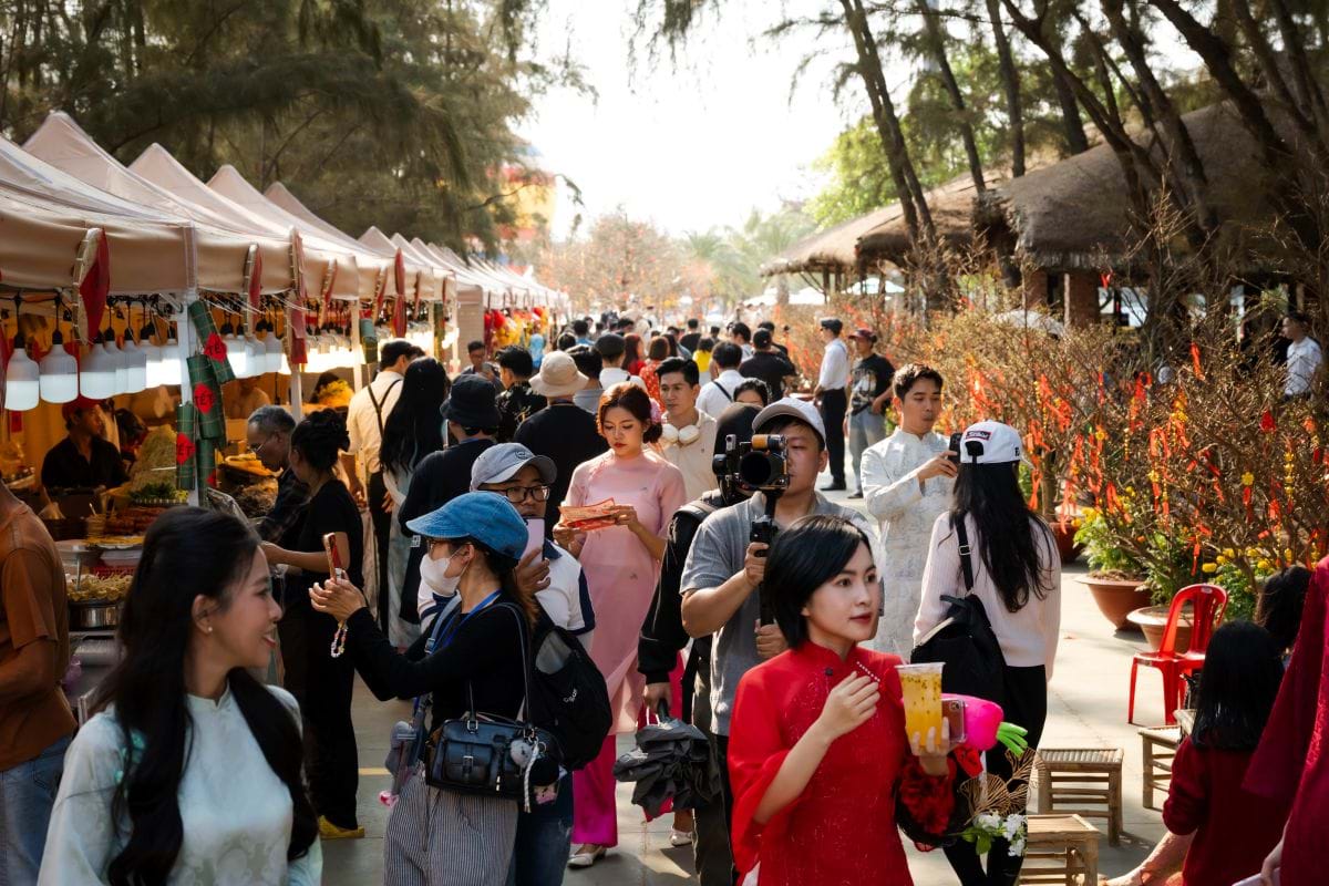 Dòng người du xuân tấp nập check-in tại Cần Giờ.