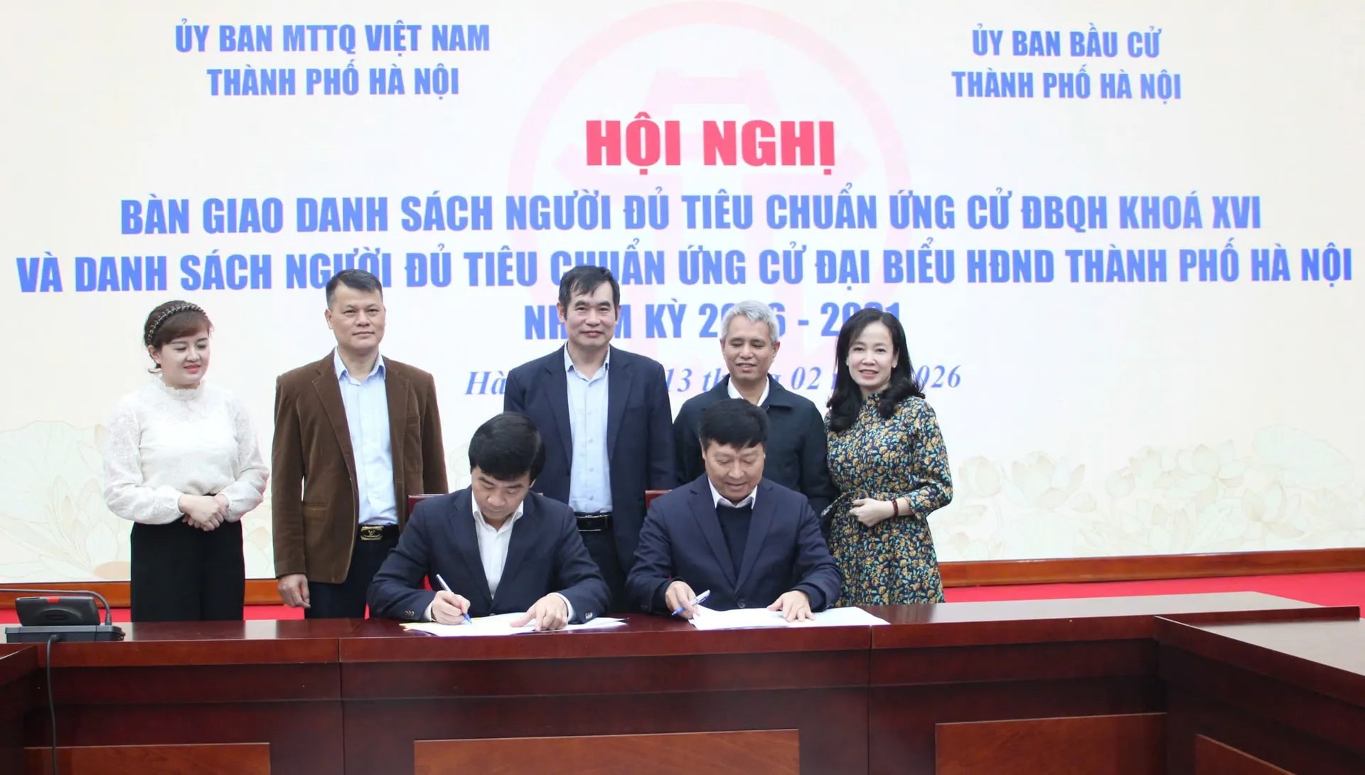 Phó Chủ tịch Ủy ban Mặt trận Tổ quốc Việt Nam TP Hà Nội Phạm Anh Tuấn và Phó Giám đốc Sở Nội vụ Hà Nội Nguyễn Xuân Lưỡng ký nhận hồ sơ danh sách người đủ tiêu chuẩn ứng cử đại biểu Quốc hội khóa XVI và đại biểu HĐND TP Hà Nội nhiệm kỳ 2026-2031.