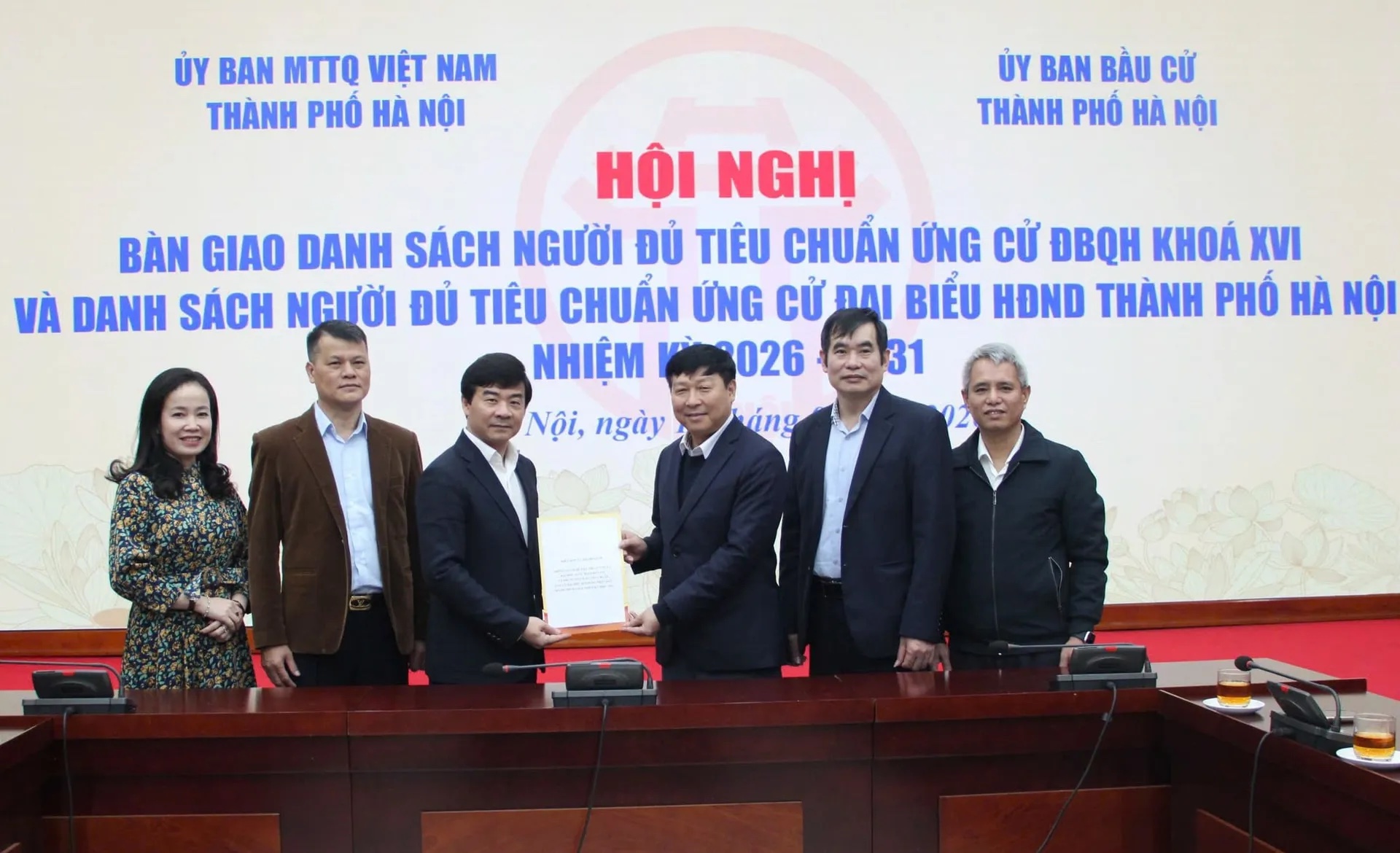 Ông Phạm Anh Tuấn và ông Nguyễn Xuân Lưỡng bàn giao hồ sơ danh sách người đủ tiêu chuẩn ứng cử đại biểu Quốc hội khóa XVI và đại biểu HĐND TP Hà Nội nhiệm kỳ 2026-2031.