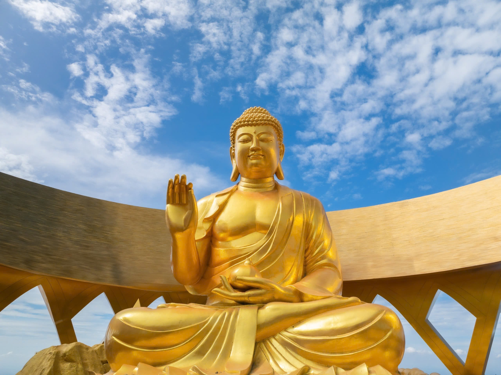 Ngự trên đài sen giữa hồ Ưu đàm, Tôn thượng Đức Câu Na Hàm mang vẻ đẹp từ bi và sự tĩnh lặng.