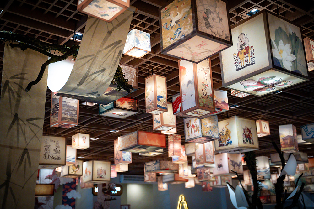 Đèn đăng rực sáng đỉnh núi Bà Đen, nơi hàng nghìn họa tiết dân gian và thư pháp “An khang - Thịnh vượng” tạo nên không gian xuân đậm hồn Việt.