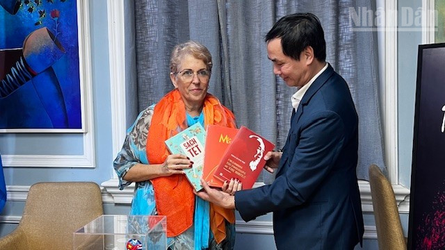 Nhà thơ Hữu Việt tặng các ấn phẩm mới cho bà Marta Bonet, Chủ tịch toàn quốc Hội Liên hiệp nhà văn và nghệ sĩ Cuba.