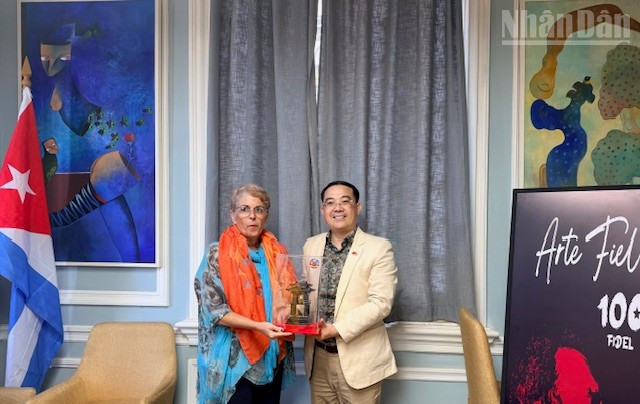 Ông Đinh Tiến Dũng tặng biểu tượng Khuê Văn Các cho các nhà văn Cuba.