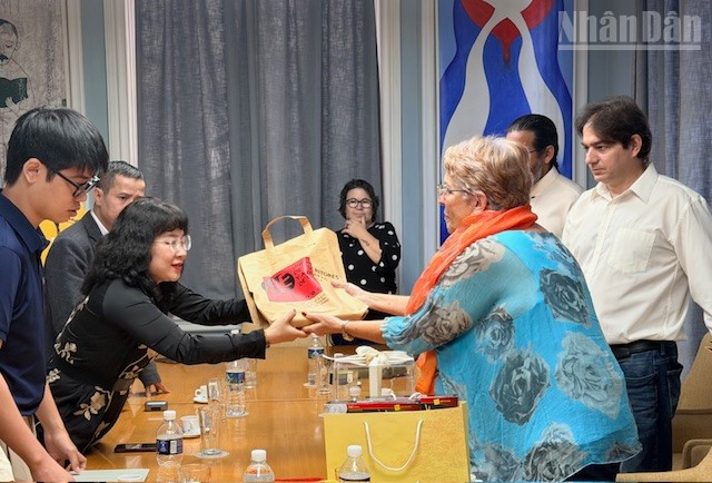 Hội Liên hiệp nhà văn và nghệ sĩ Cuba tặng sách đoàn công tác.