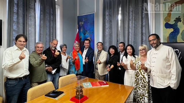 Các đại biểu chụp ảnh lưu niệm.