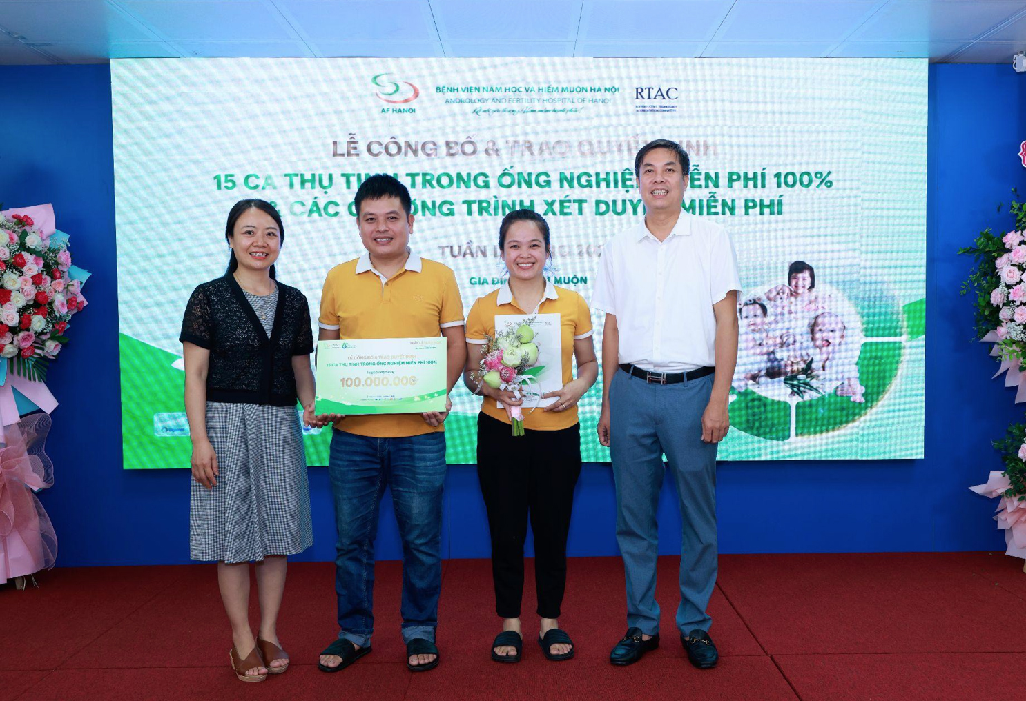 Anh Nho và chị Ngọ hạnh phúc khi là một trong 10 gia đình may mắn nhận được gói hỗ trợ miễn phí 100% chi phí năm 2024.