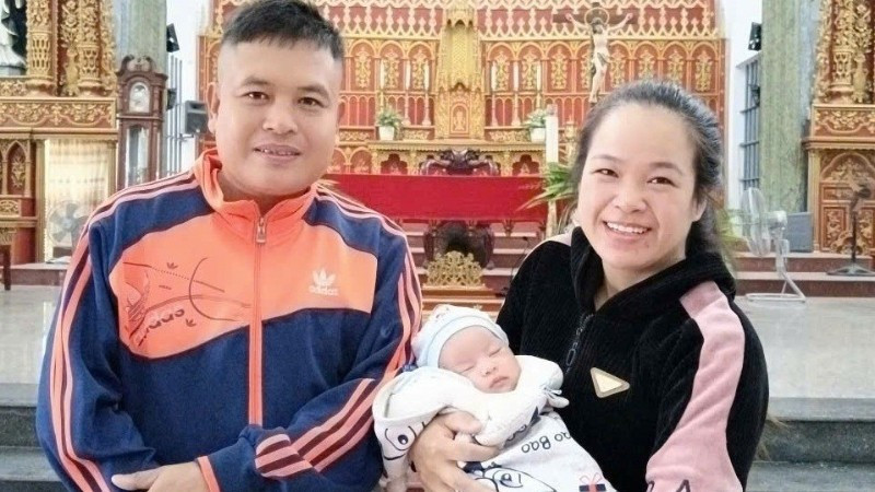 Nụ cười hạnh phúc của anh Nho và chị Ngọ sau hành trình dài đã đón được con yêu.