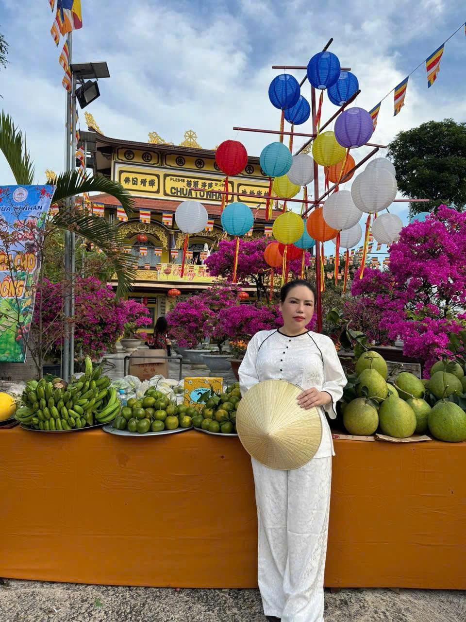 Doanh nhân Lê Thùy trước gian hàng do mình tài trợ tại Phiên chợ Tết 0 đồng.