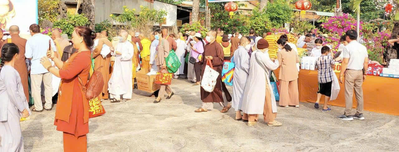 Phật tử và bà con nghèo rộn ràng tham gia Phiên chợ Tết 0 đồng vừa diễn ra.