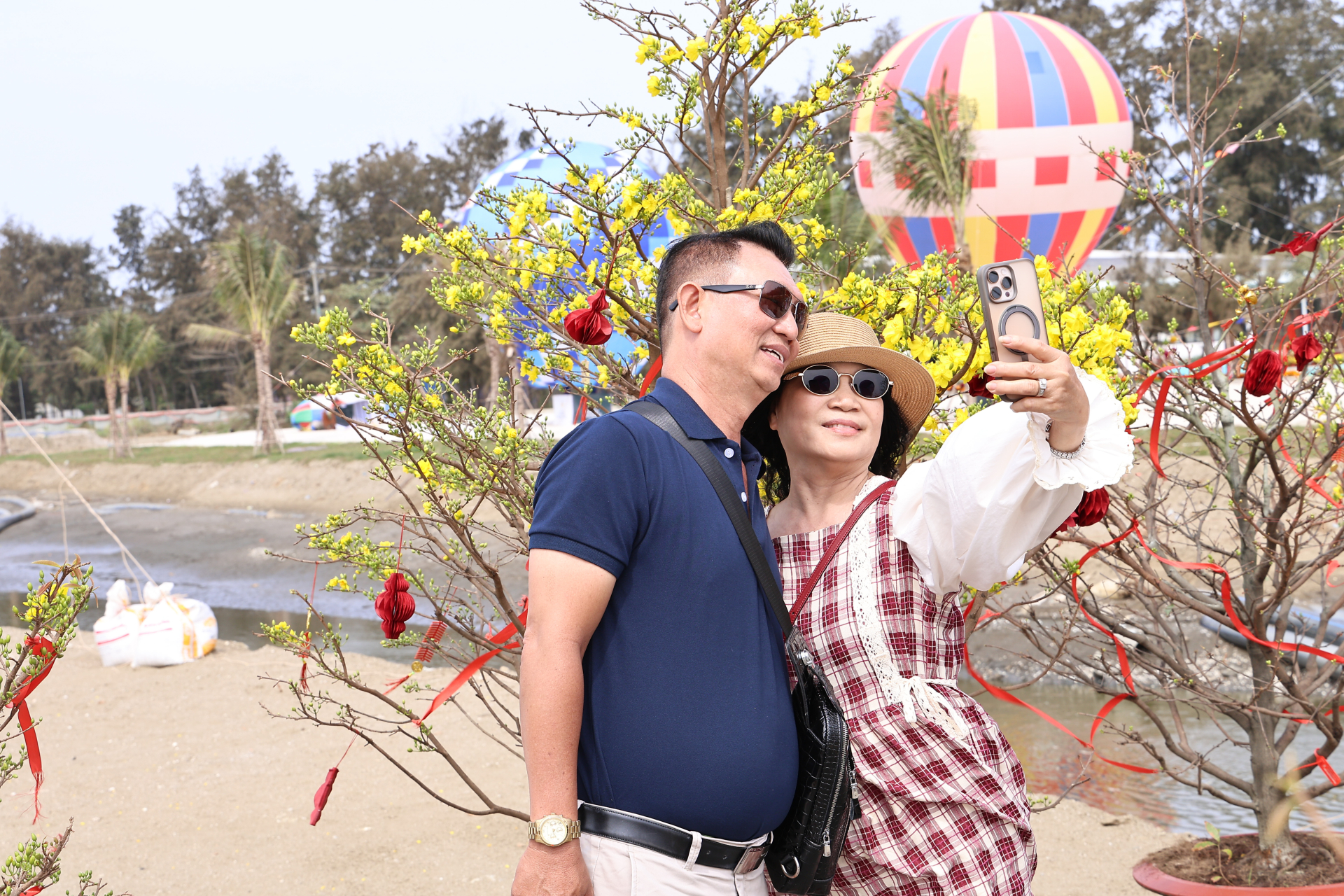 Từ tình yêu đôi lứa đến đoàn viên gia đình: Cần Giờ rực rỡ mùa Valentine