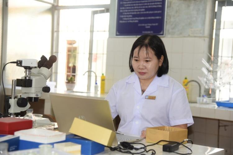 Công việc thầm lặng sau mỗi số liệu là những giờ quan sát tỉ mỉ dưới kính hiển vi. Ảnh: Đại học Đồng Tháp