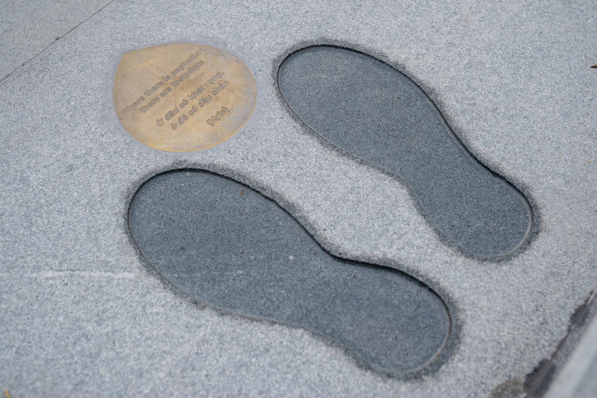 Những dấu chân bằng đá mang nhiều ý nghĩa biểu tượng