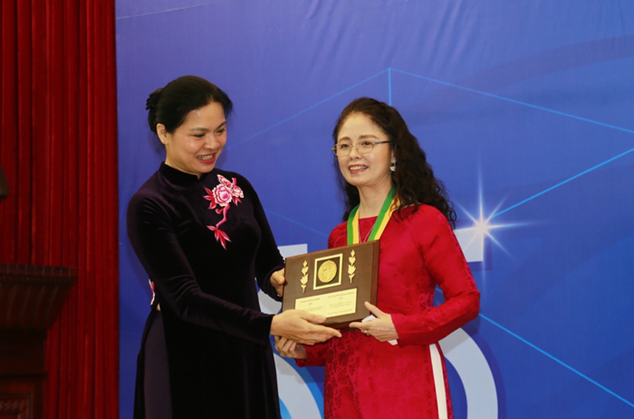 PGS.TS Trương Thanh Hương tại lễ trao Giải thưởng Kovalevskaia – sự ghi nhận cho những đóng góp bền bỉ trong nghiên cứu và chăm sóc sức khỏe tim mạch cộng đồng.