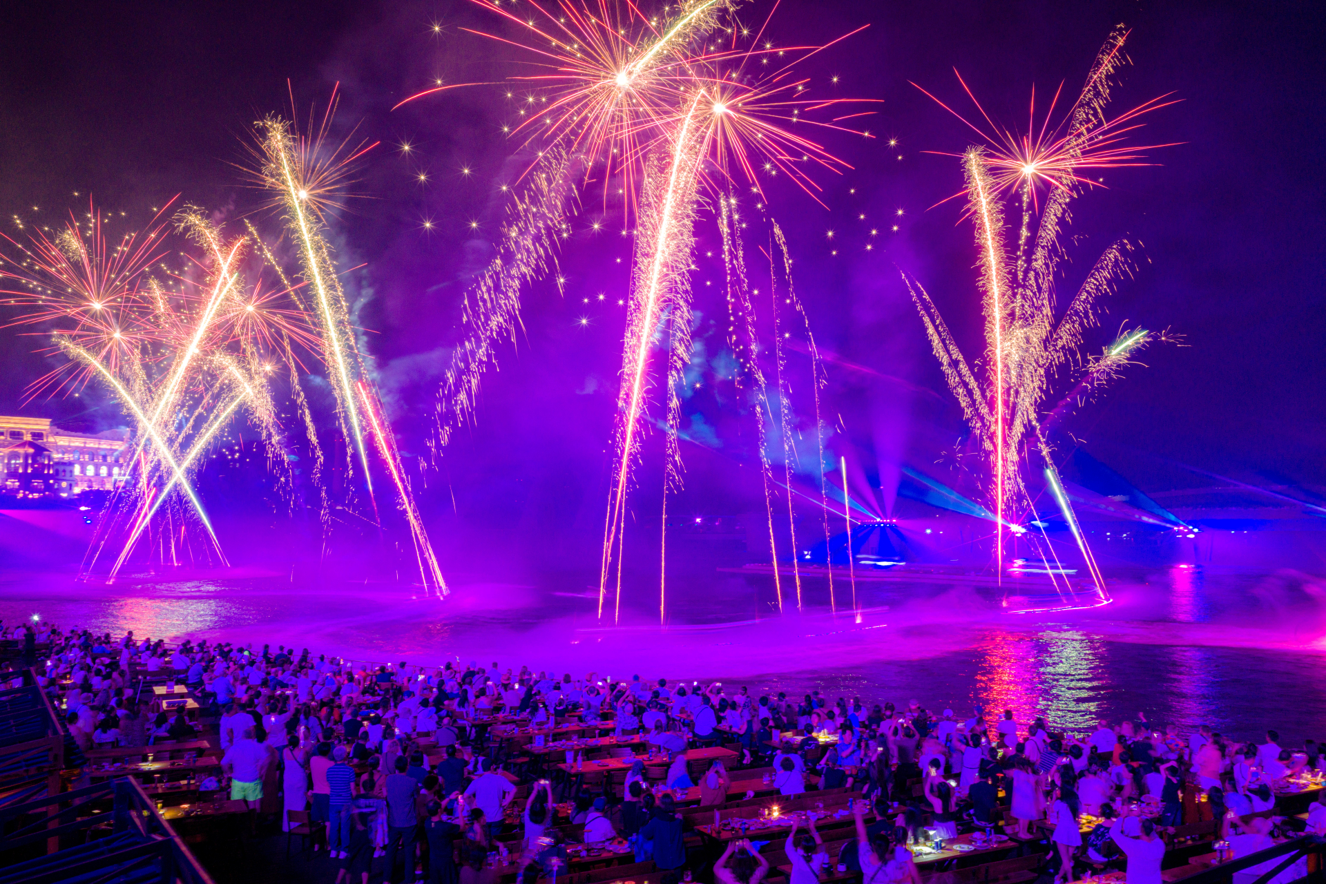 Ngoài các Show diễn hấp dẫn, màn bắn pháo hoa thường xuyên tại Phú Quốc thu hút du khách.