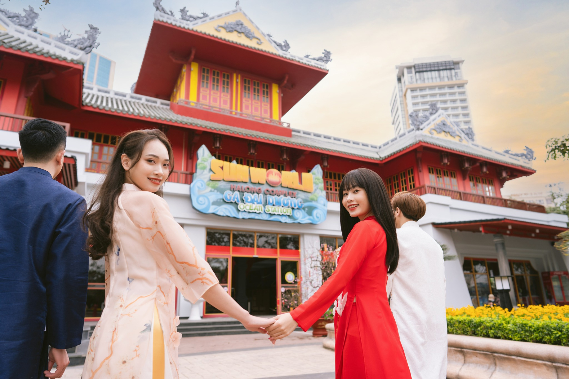 Du khách dạo chơi Tết ở khu du lịch Sun World Ha Long.