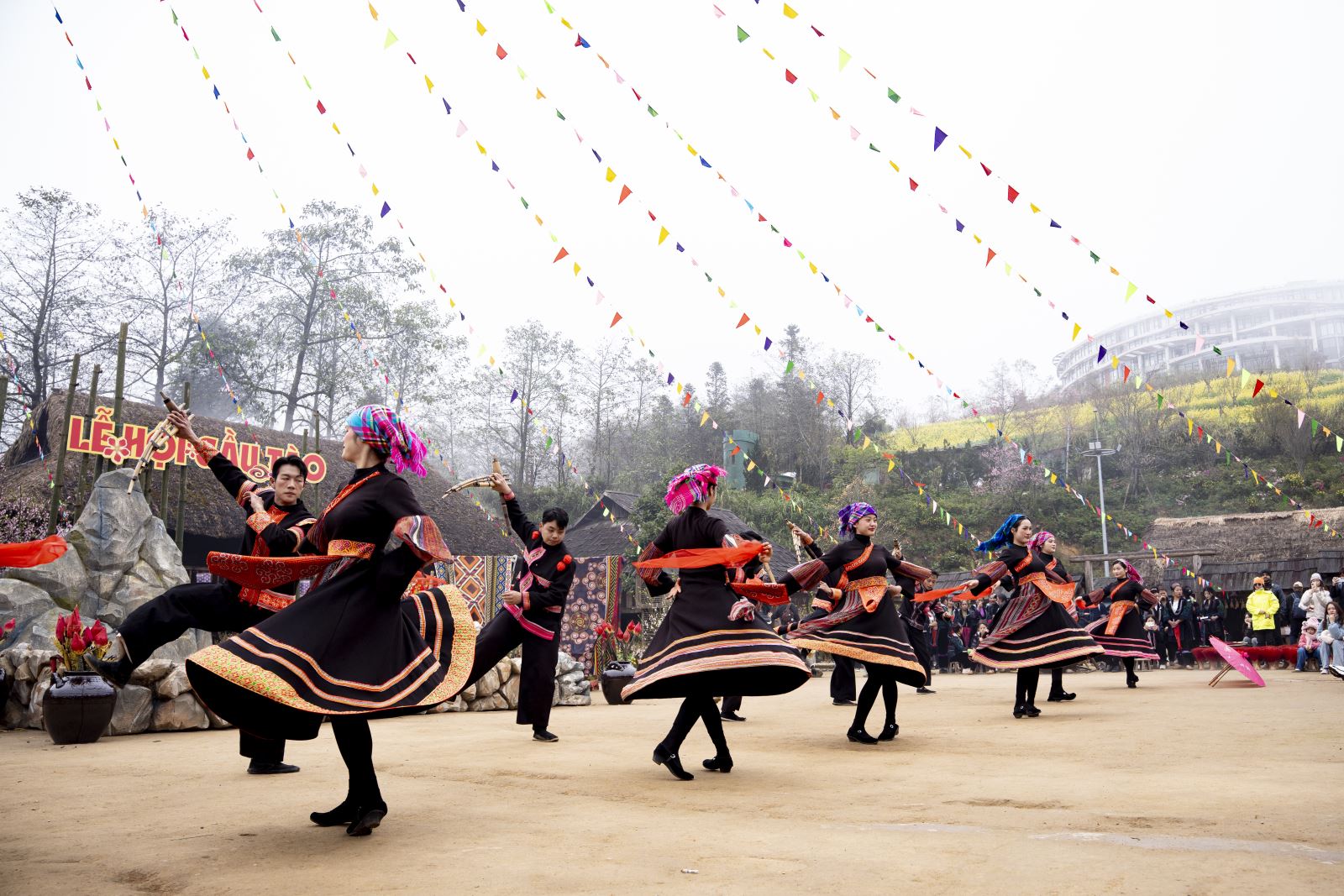 Fansipan là điểm hẹn thú vị để du khách hoà mình vào không gian văn hoá bản địa dịp Tết này.