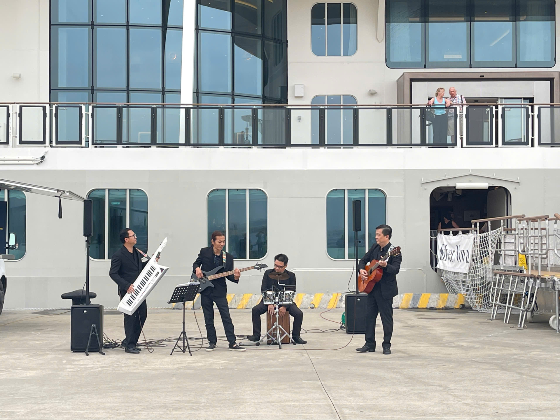 Cảng tàu khách quốc tế Hạ Long chào đón du khách bằng màn trình diễn âm nhạc tưng bừng, rộn ràng.