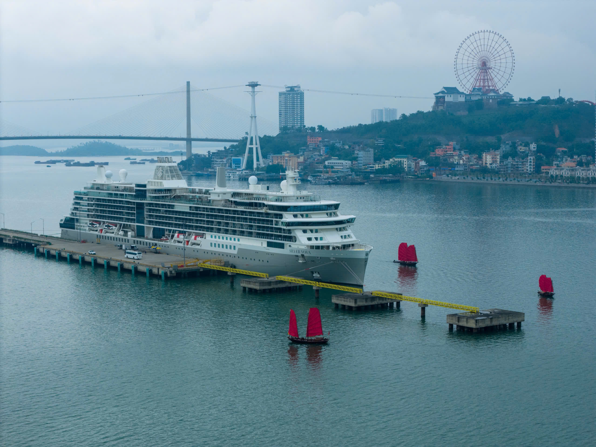 Thuyền buồm đỏ cập cảng tàu khách quốc tế Hạ Long sẽ là trải nghiệm mới mẻ cho du khách quốc tế.