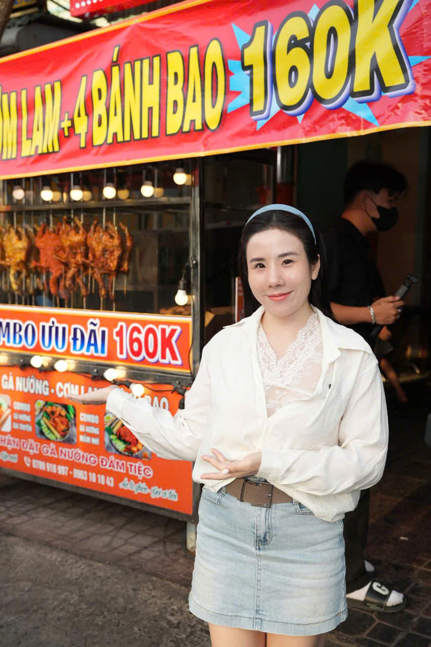 Nguyễn Thị Y Bình đang review một cửa hàng.