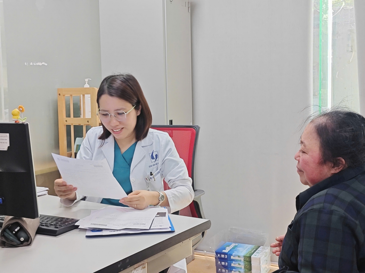 PGS. Nguyễn Ngọc Tâm luôn dành nhiều thời gian lắng nghe, thăm khám kỹ lưỡng cho từng bệnh nhân cao tuổi tại Bệnh viện Lão khoa Trung ương – nơi chị gắn bó và theo đuổi các nghiên cứu về teo yếu cơ ở người già.