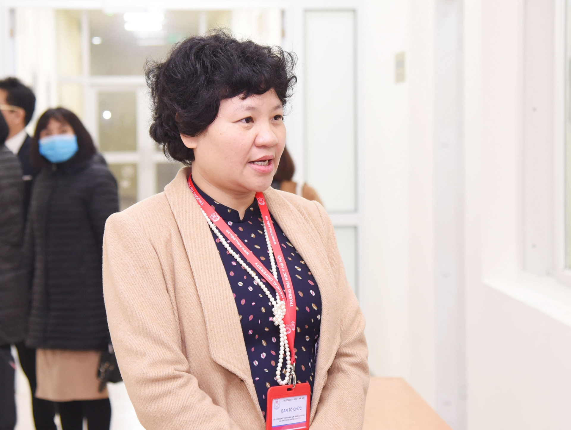 PGS.TS Phạm Thị Vân Anh trao đổi chuyên môn cùng đồng nghiệp tại Trung tâm Dược lý lâm sàng – nơi chị và cộng sự đã thực hiện hàng loạt thử nghiệm thuốc, vaccine COVID-19 đạt chuẩn quốc tế, góp phần mang lại hy vọng giữa đại dịch.