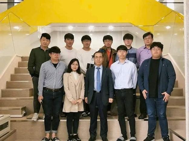 Vũ Thị Kim Oanh (thứ hai từ trái sang) - nghiên cứu sinh nữ duy nhất trong nhóm cùng GS. Kim Eun Kyu (thứ ba từ trái sang) và các thành viên nhóm nghiên cứu tại Đại học Hanyang, Hàn Quốc.