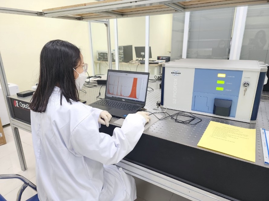 Vũ Thị Kim Oanh trong phòng thí nghiệm.