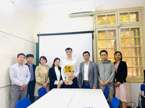 Vũ Thị Kim Oanh (thứ tư từ trái sang) tại buổi bảo vệ luận văn thạc sĩ của học viên Nguyễn Văn Thanh, Trường Đại học Khoa học Tự nhiên, Đại học Quốc gia Hà Nội.