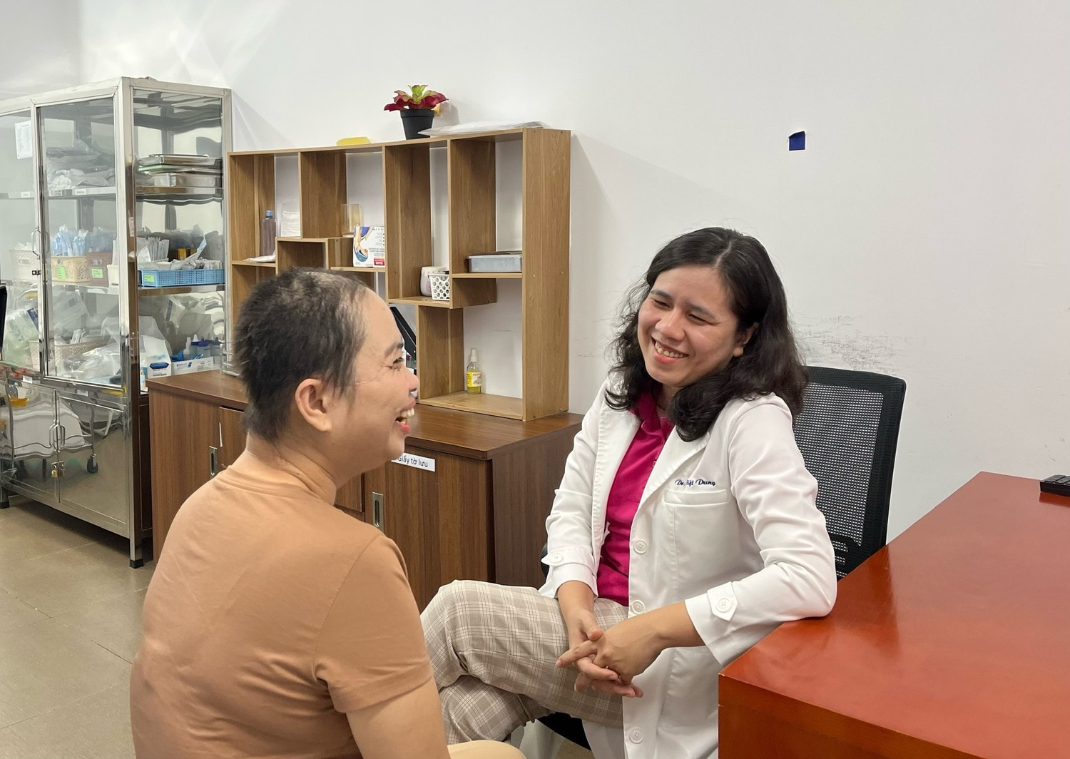 Khoảnh khắc sau phẫu thuật tái tạo thành công. Với PGS.TS Phạm Thị Việt Dung, giá trị lớn nhất của nghề không nằm ở danh xưng hay học vị, mà ở ánh mắt nhẹ nhõm và nụ cười trở lại trên gương mặt người bệnh.