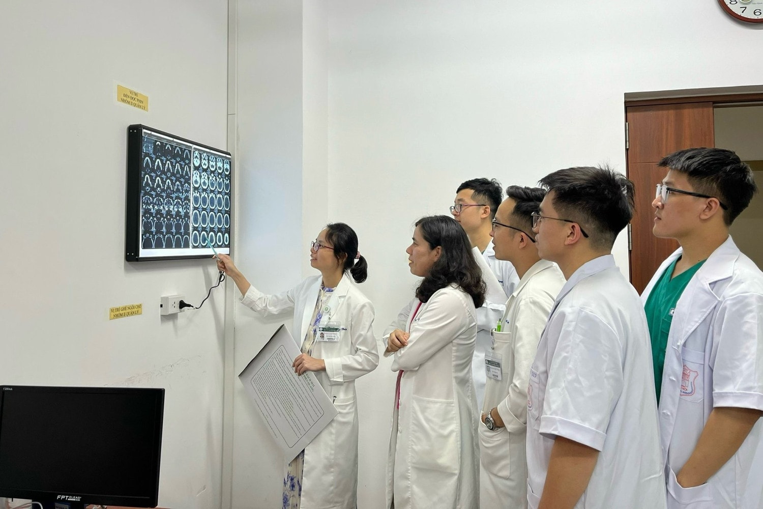 Không chỉ là một phẫu thuật viên, PGS.TS Phạm Thị Việt Dung còn là Trưởng Bộ môn Phẫu thuật Tạo hình, Trường Đại học Y Hà Nội. Chị dành nhiều tâm huyết đào tạo thế hệ bác sĩ trẻ, đặt nền móng chính quy cho chuyên ngành phẫu thuật tạo hình tại Việt Nam.