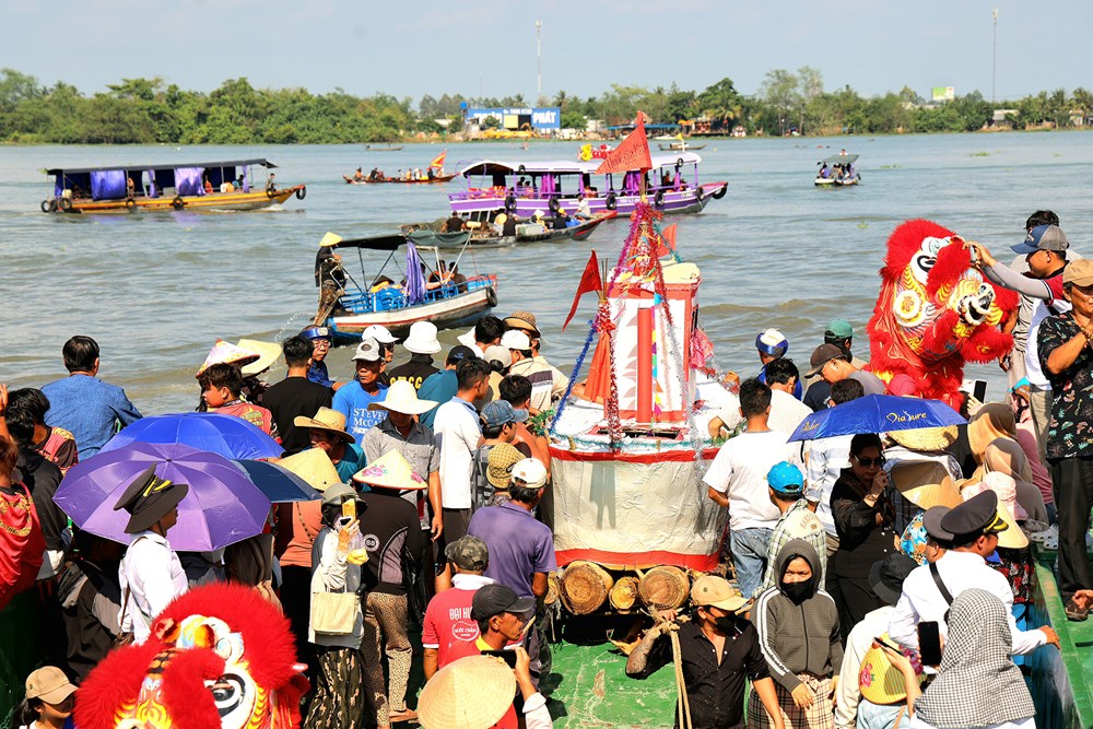 Nghi thức thả bè thủy lục ra sông Hậu.