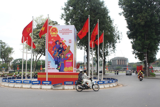 ano tấm lớn, ápphích cổ động được trang trí trang trọng hướng về ngày hội non sông. (Ảnh: Nguyễn Thắng/TTXVN)