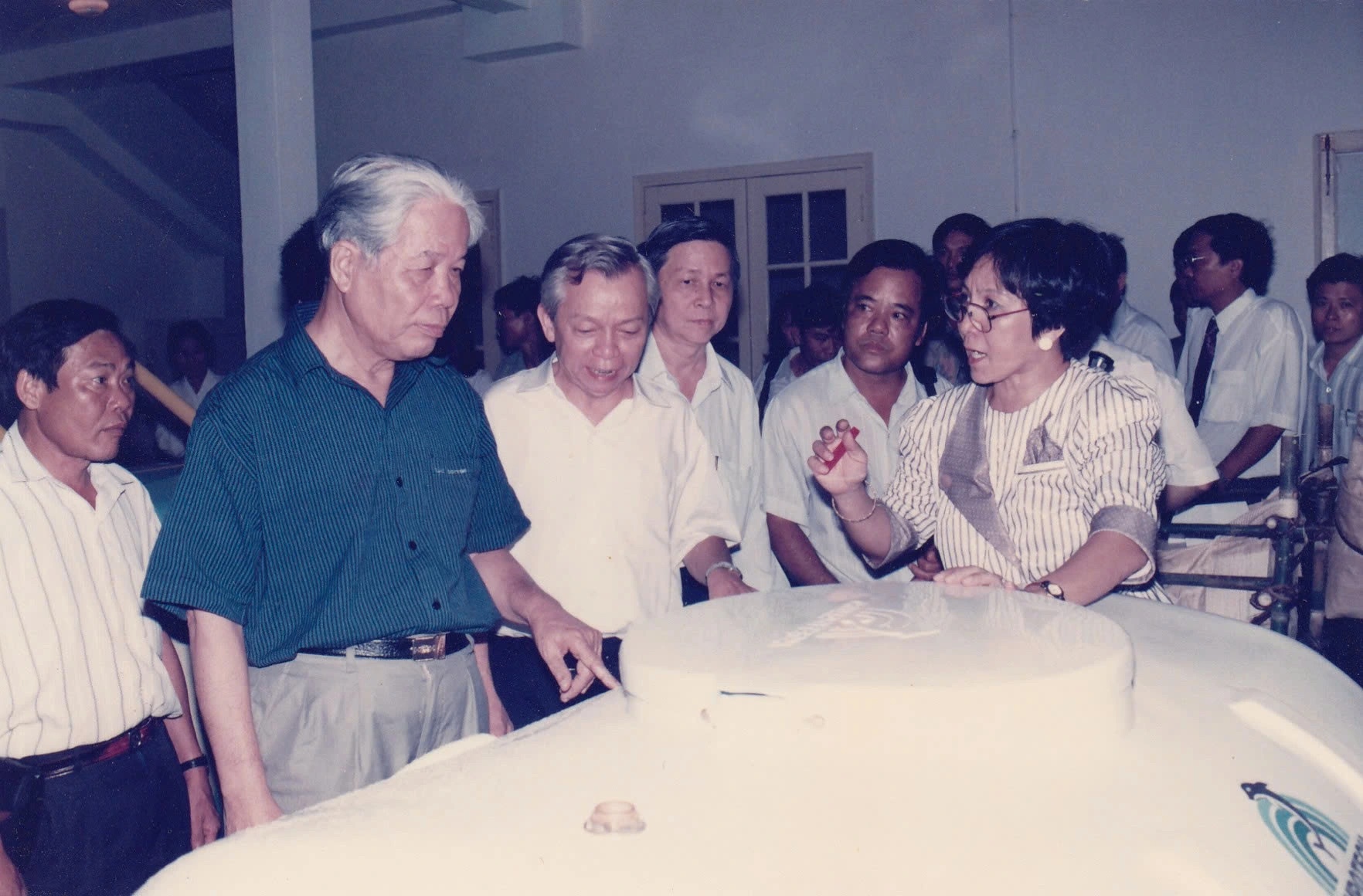 TS Vân thuyết minh về bồn chứa composite cho đoàn lãnh đạo T.Ư và TP.HCM. Từ công trình nghiên cứu và chuyển giao công nghệ của TS. Lương Bạch Vân, hơn 5 triệu vòng tránh thai đã được sản xuất trong nước, góp phần quan trọng vào chương trình kế hoạch hóa gia đình những năm đầu đổi mới.