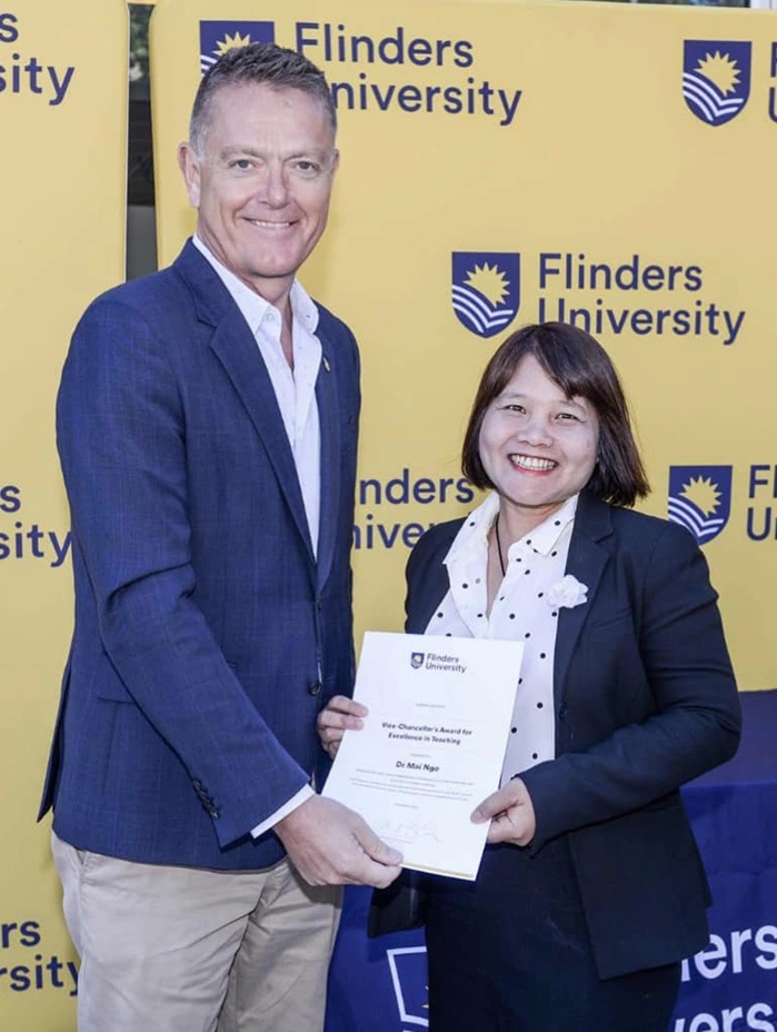 Tiến sĩ Ngô Tuyết Mai (phải) nhận giải thưởng giảng dạy xuất sắc tại Đại học Flinders hôm 8/12/2022.