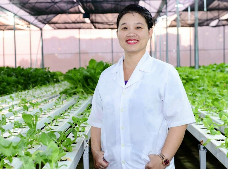 TS. Phạm Thị Thu Hà tại vườn thực nghiệm. Các thực nghiệm thực địa giúp kiểm chứng kết quả nghiên cứu trong điều kiện sản xuất thực tế.