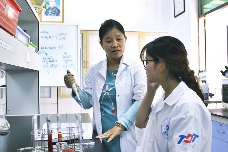 TS. Phạm Thị Thu Hà làm việc trong phòng thí nghiệm công nghệ sinh học thực vật tại Trường Đại học Nông Lâm TP.HCM, nơi chị và các cộng sự nghiên cứu các chỉ thị gen liên quan đến khả năng chịu mặn của cây lúa. Ảnh: NVCC