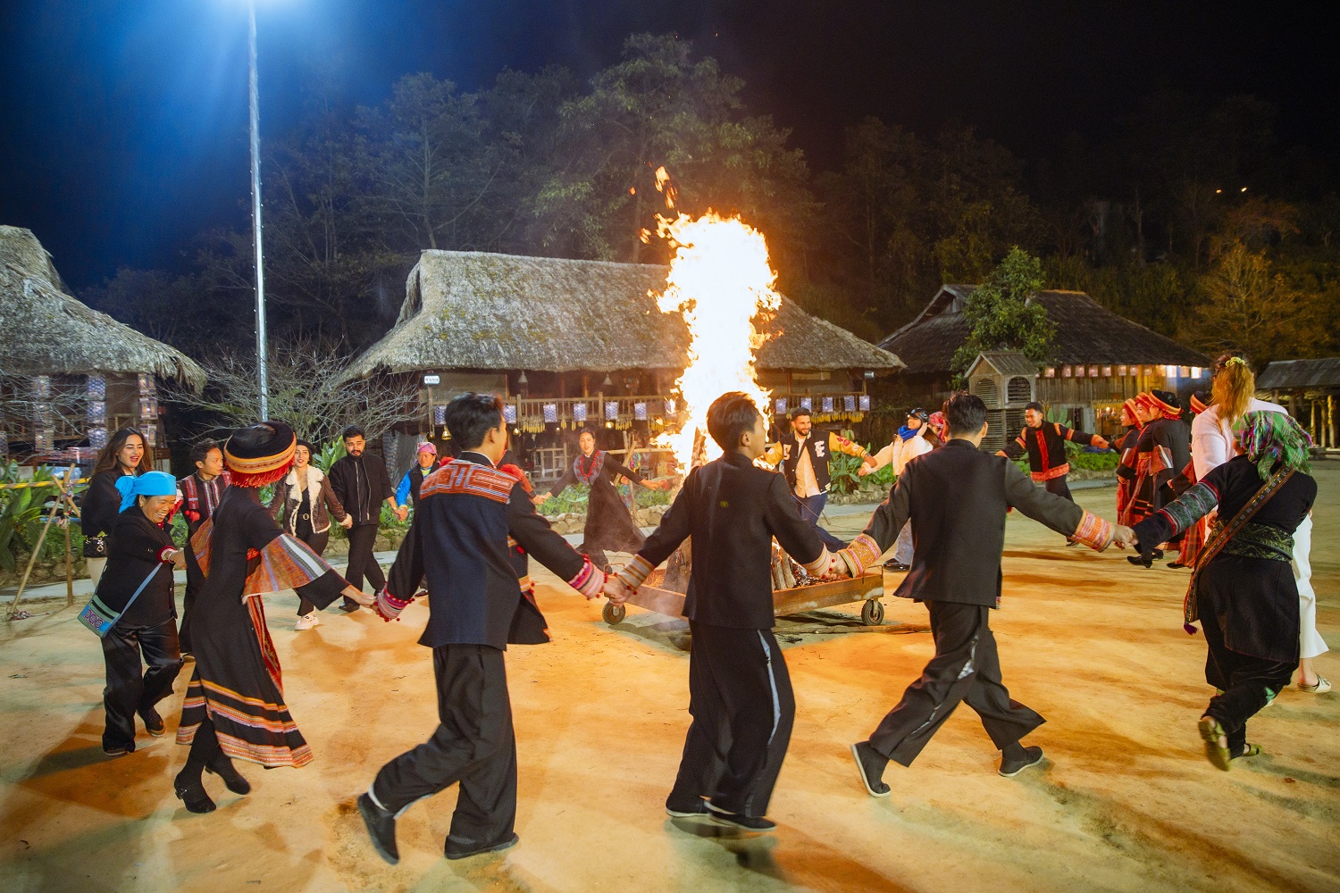 Du khách hào hứng hòa mình cùng người dân bản địa trong đêm lửa trại tại Bản Mây.