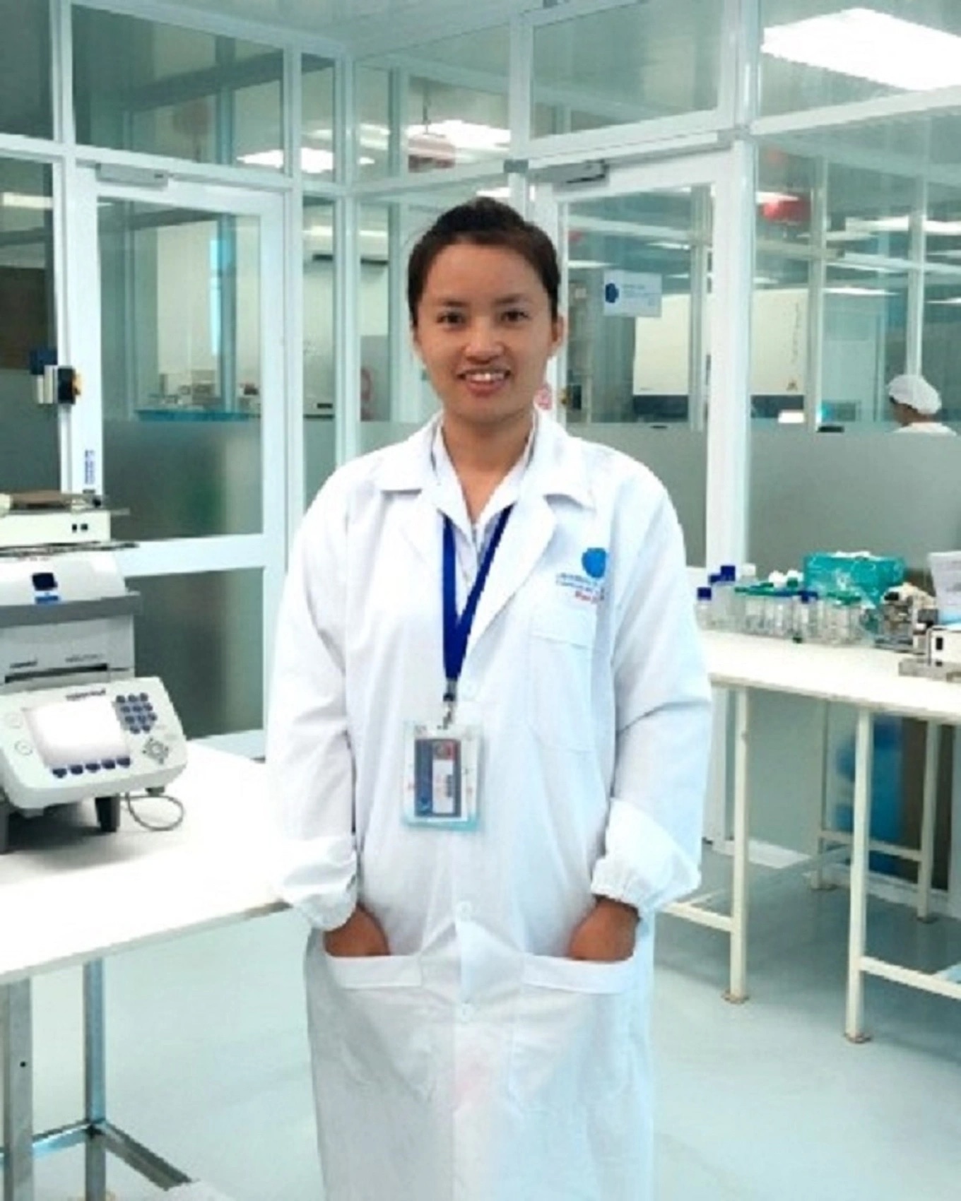 PGS.TS Vũ Bích Ngọc trong phòng thí nghiệm của Viện Tế bào gốc, Trường Đại học Khoa học Tự nhiên, Đại học Quốc gia TP.HCM. Ảnh: NVCC