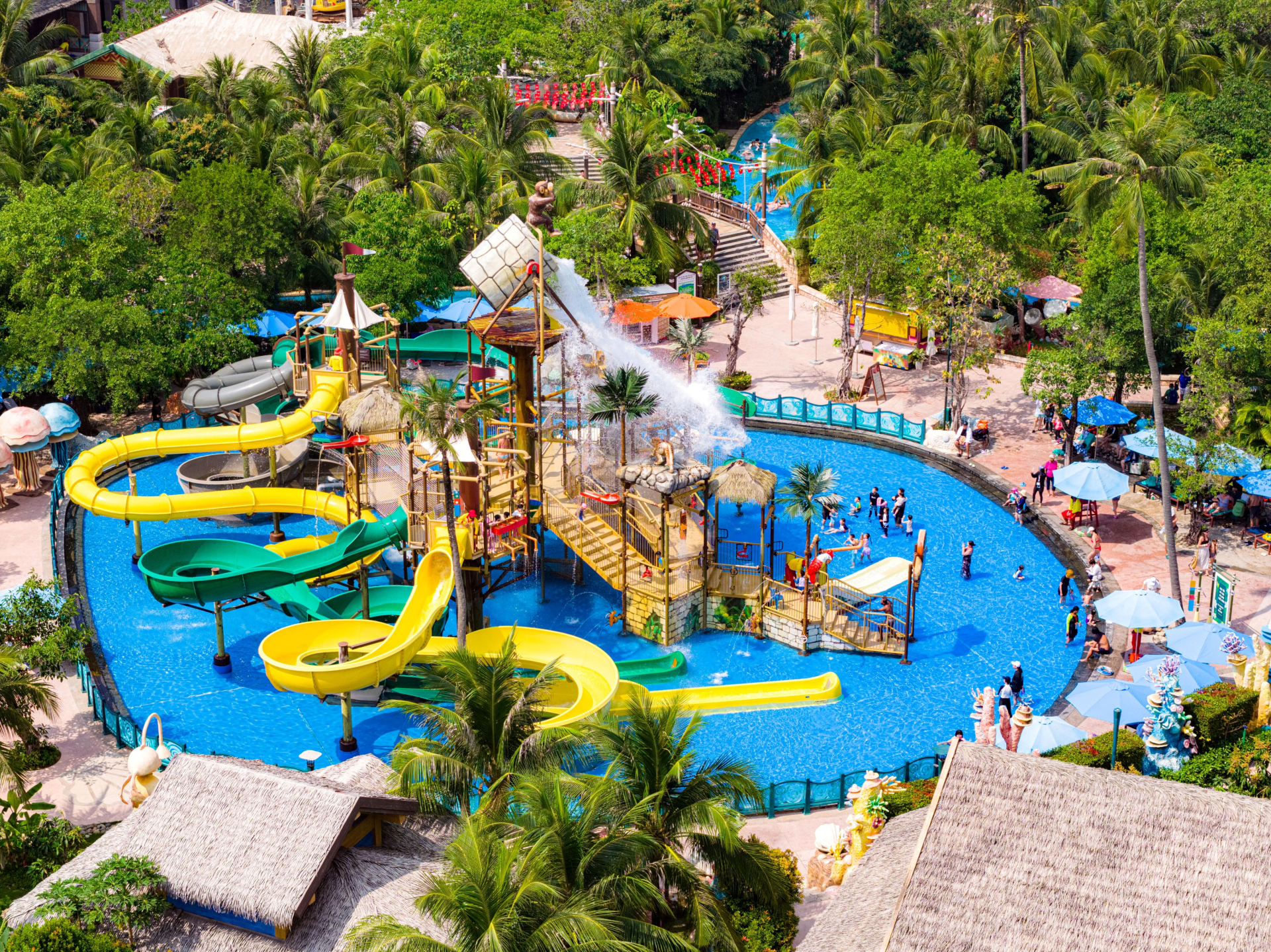 Du khách có thể vui chơi tại công viên nước Aquatopia, thuộc quần thể Sun World Hon Thom gần Santo Port.