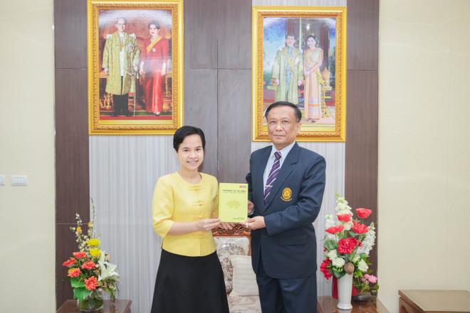 TS. Trương Thị Hằng trao tặng sách cho PGS. TS. Kittisak Samuttharak, Hiệu trưởng Đại học Rajabhat Lampang (Ảnh: Hữu Kiên/TTXVN)
