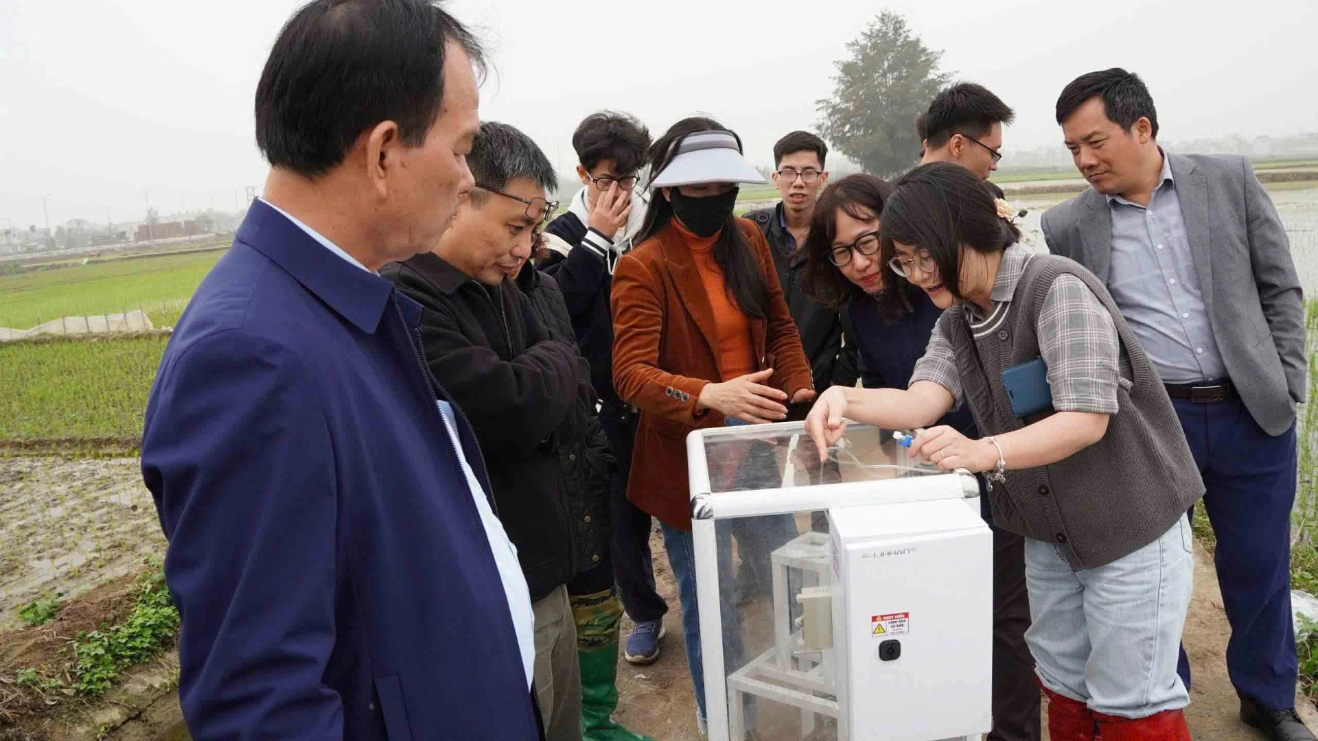 PGS.TS Nguyễn Phi Lê trong chuyến đi thực địa nghiên cứu ứng dụng AI trong môi trường ở Thanh Hóa. Ảnh: NVCC