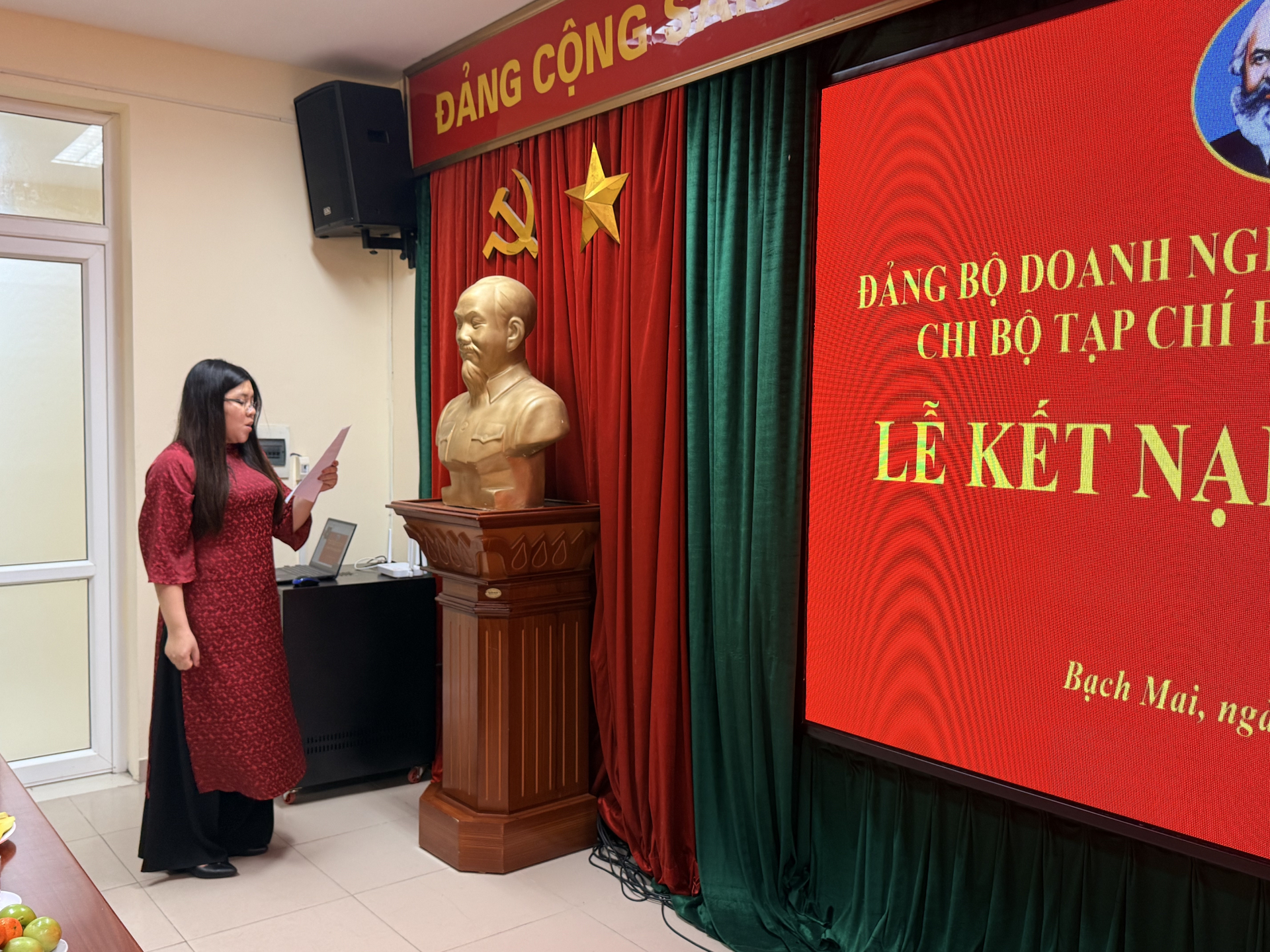 Đồng chí Nông Thị Oanh Tâm đọc lời tuyên thệ.