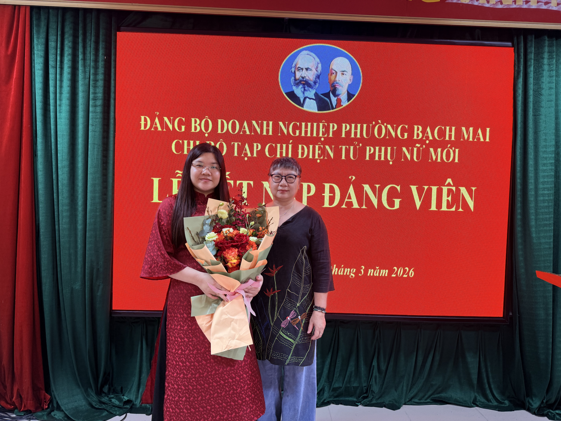 Đồng chí Phạm Thanh Hà trao Quyết định kết nạp Đảng viên cho đồng chí Nông Thị Oanh Tâm.