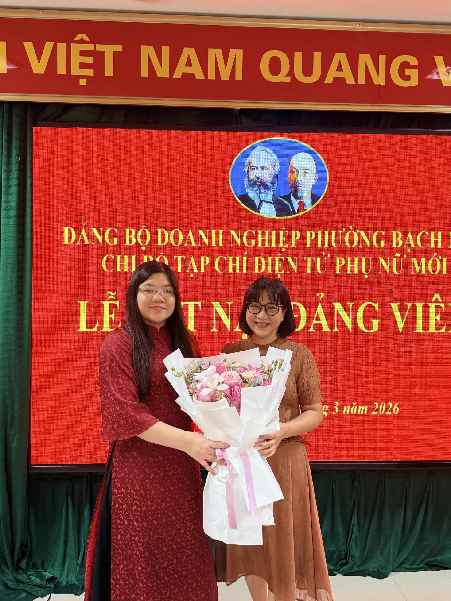 Đồng chí Chu Thị Thu Hằng, Phó Bí thư Chi bộ Tạp chí Điện tử Phụ nữ Mới, Tổng Biên tập Tạp chí Phụ nữ Mới tặng hoa Đảng viên mới.