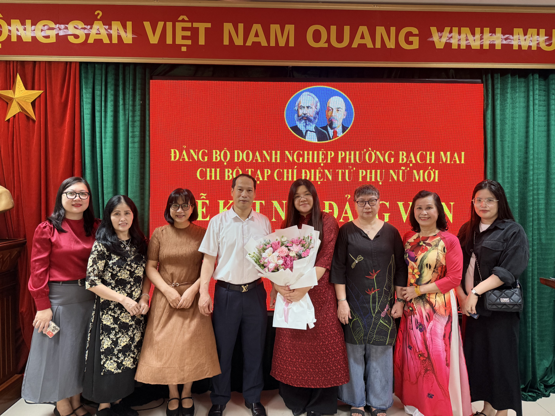 Các Đảng viên Chi bộ Tạp chí Điện tử Phụ nữ Mới tặng hoa, chúc mừng đồng chí Nông Thị Oanh Tâm.