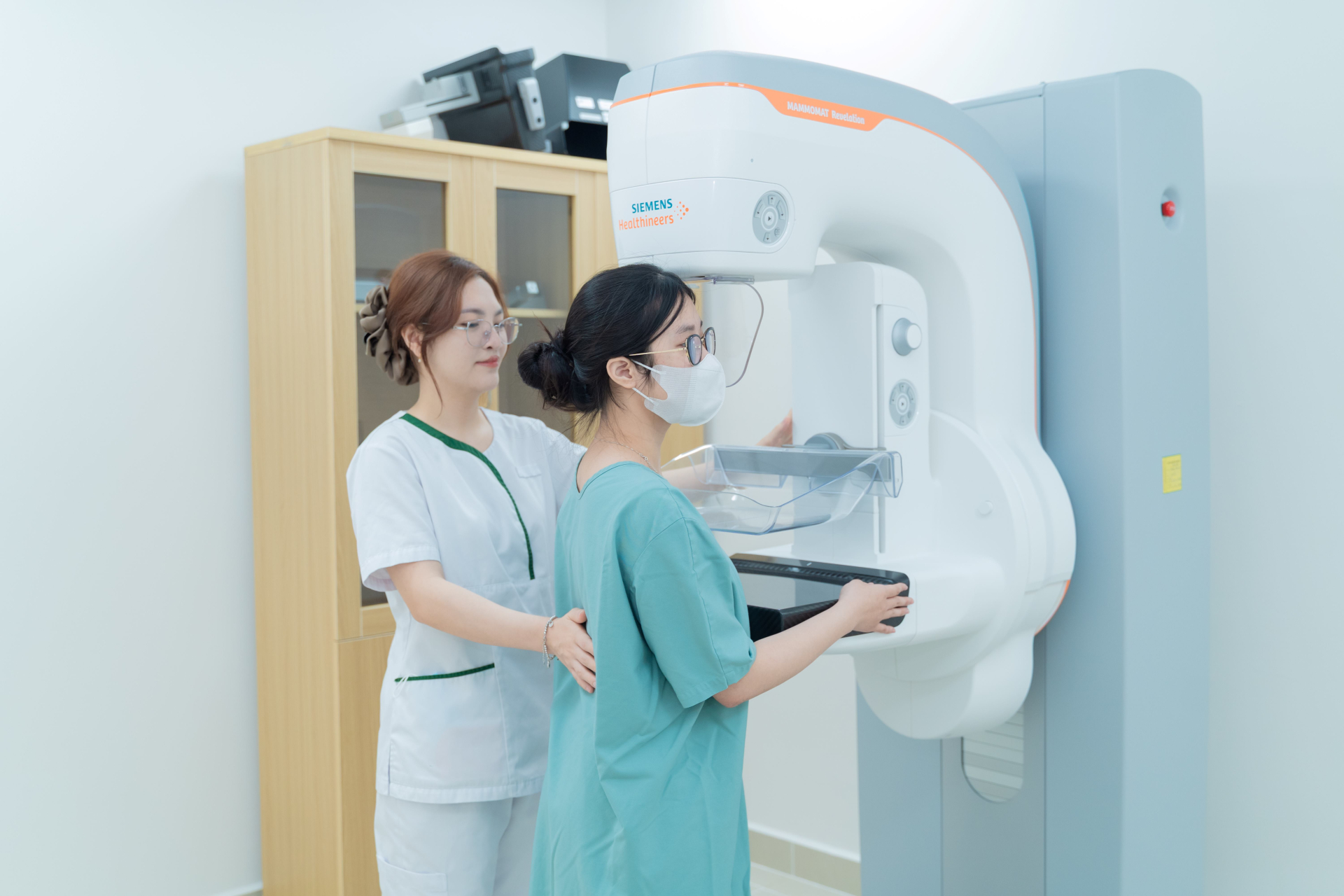 Với nhiều công nghệ tiên tiến, hệ thống chụp nhũ ảnh MAMMOMAT Revelation mang đến trải nghiệm tầm soát ung thư vú nhẹ nhàng, dễ chịu hơn cho người bệnh.